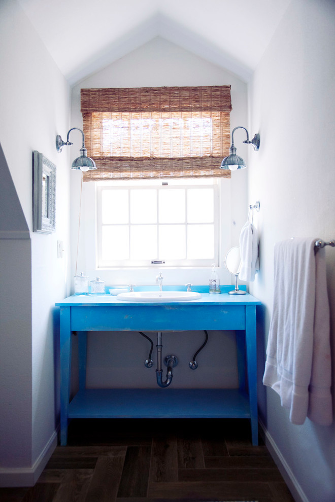 Идея дизайна: ванная комната в стиле кантри с накладной раковиной, синими фасадами, белыми стенами и синей столешницей
