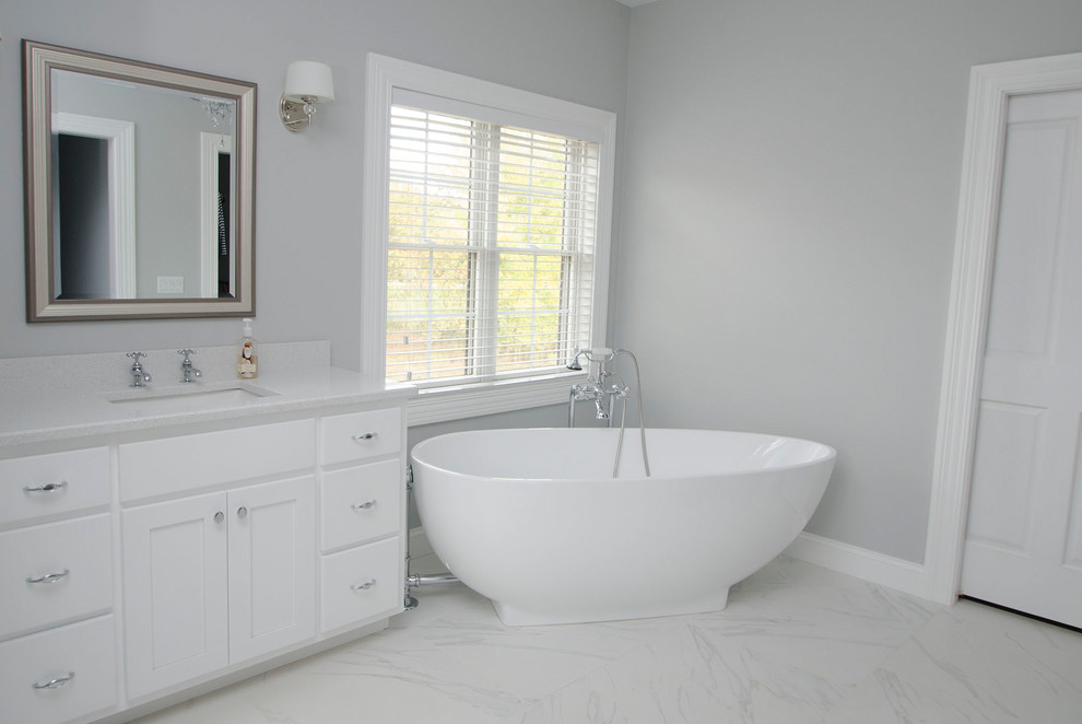 Imagen de cuarto de baño de estilo de casa de campo con suelo gris
