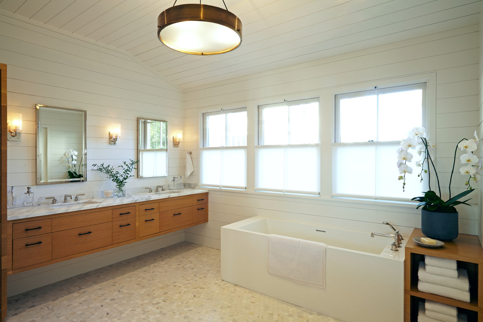 Inspiration pour une grande salle de bain principale rustique en bois brun avec un placard à porte plane, une baignoire indépendante, un mur blanc, un lavabo encastré, un sol multicolore et un plan de toilette multicolore.