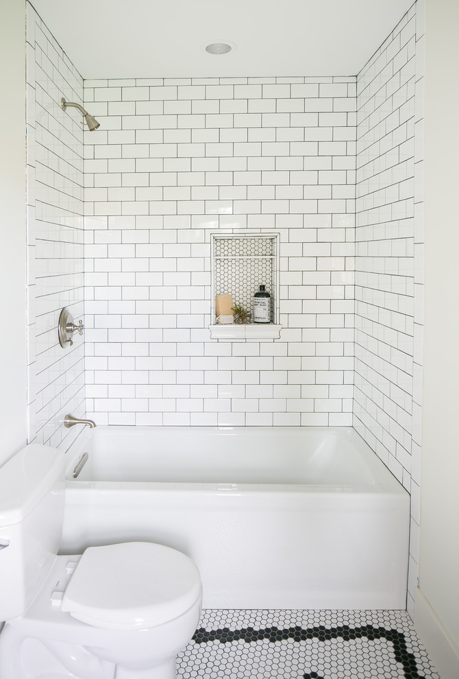 Immagine di una stanza da bagno per bambini country di medie dimensioni con ante in legno chiaro, piastrelle bianche, pavimento in gres porcellanato, top in quarzo composito e pavimento bianco