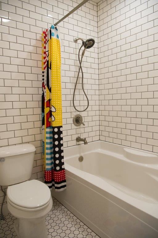他の地域にある小さなおしゃれなバスルーム (浴槽なし) (アルコーブ型浴槽、シャワー付き浴槽	、分離型トイレ、白いタイル、サブウェイタイル、セラミックタイルの床、白い床、シャワーカーテン) の写真