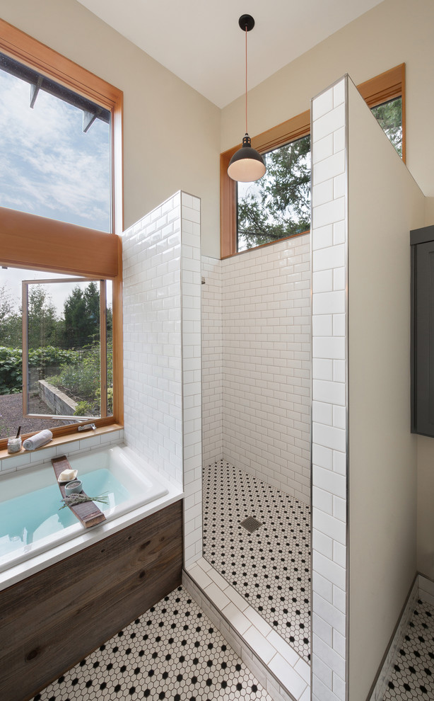 Пример оригинального дизайна: главная ванная комната в стиле кантри с фасадами в стиле шейкер, серыми фасадами, накладной ванной, открытым душем, биде, белой плиткой, плиткой кабанчик, бежевыми стенами, полом из мозаичной плитки, врезной раковиной, столешницей из искусственного кварца, разноцветным полом и открытым душем