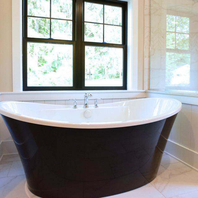 Modern Farmhouse Master Bath Campagne Salle de Bain Cleveland