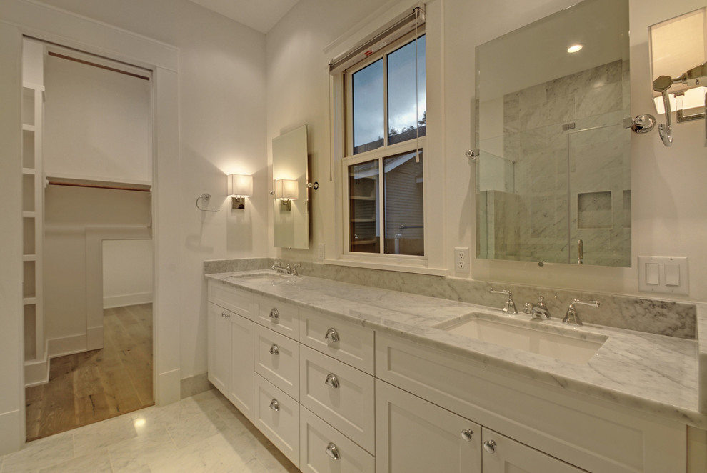 Idéer för ett mellanstort lantligt en-suite badrum, med skåp i shakerstil, vita skåp, en öppen dusch, en toalettstol med separat cisternkåpa, vita väggar, ett undermonterad handfat, marmorbänkskiva och dusch med gångjärnsdörr