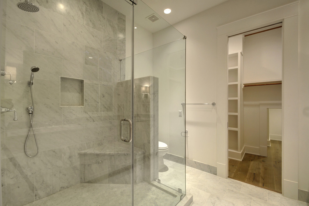 Inspiration för ett mellanstort lantligt en-suite badrum, med skåp i shakerstil, vita skåp, en öppen dusch, en toalettstol med separat cisternkåpa, vita väggar, ett undermonterad handfat, marmorbänkskiva och dusch med gångjärnsdörr