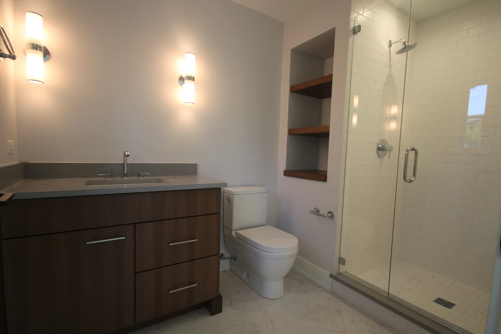 Inspiration för stora moderna vitt en-suite badrum, med skåp i shakerstil, grå skåp, ett fristående badkar, en hörndusch, en toalettstol med separat cisternkåpa, vit kakel, marmorkakel, vita väggar, marmorgolv, ett undermonterad handfat, marmorbänkskiva, vitt golv och dusch med gångjärnsdörr