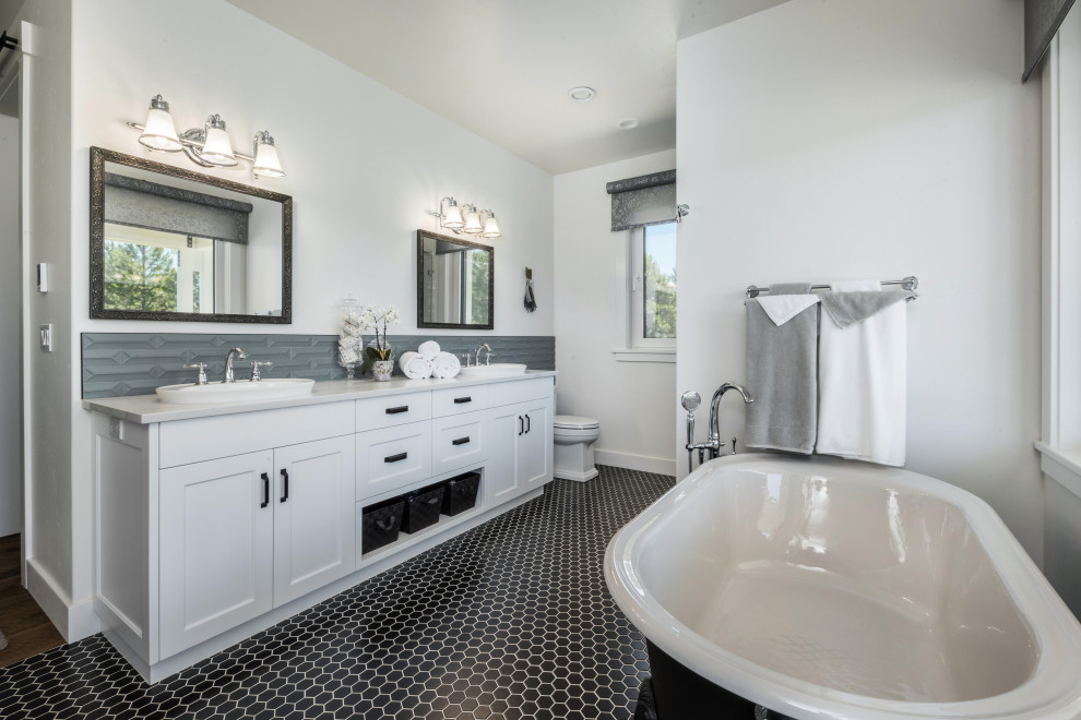Exempel på ett modernt badrum, med ett badkar med tassar, en öppen dusch, en toalettstol med hel cisternkåpa, vita väggar, klinkergolv i keramik, ett nedsänkt handfat och svart golv