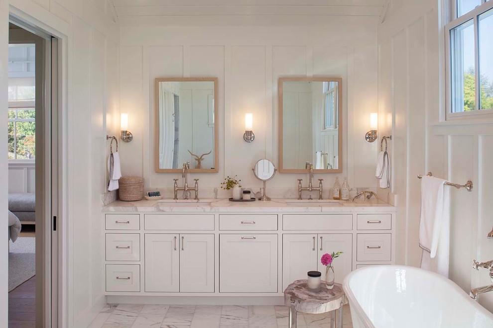 На фото: ванная комната в стиле кантри с врезной раковиной, фасадами в стиле шейкер, белыми фасадами и белыми стенами с
