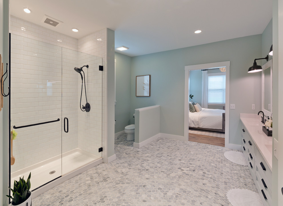 Réalisation d'une salle de bain principale champêtre de taille moyenne avec un placard à porte affleurante et des portes de placard blanches.
