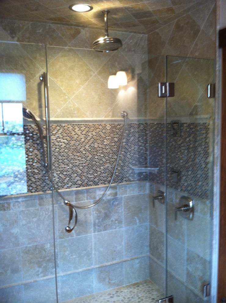 Esempio di una stanza da bagno padronale stile rurale di medie dimensioni con doccia ad angolo, piastrelle grigie, piastrelle in ceramica, pavimento con piastrelle di ciottoli, pavimento beige e porta doccia a battente