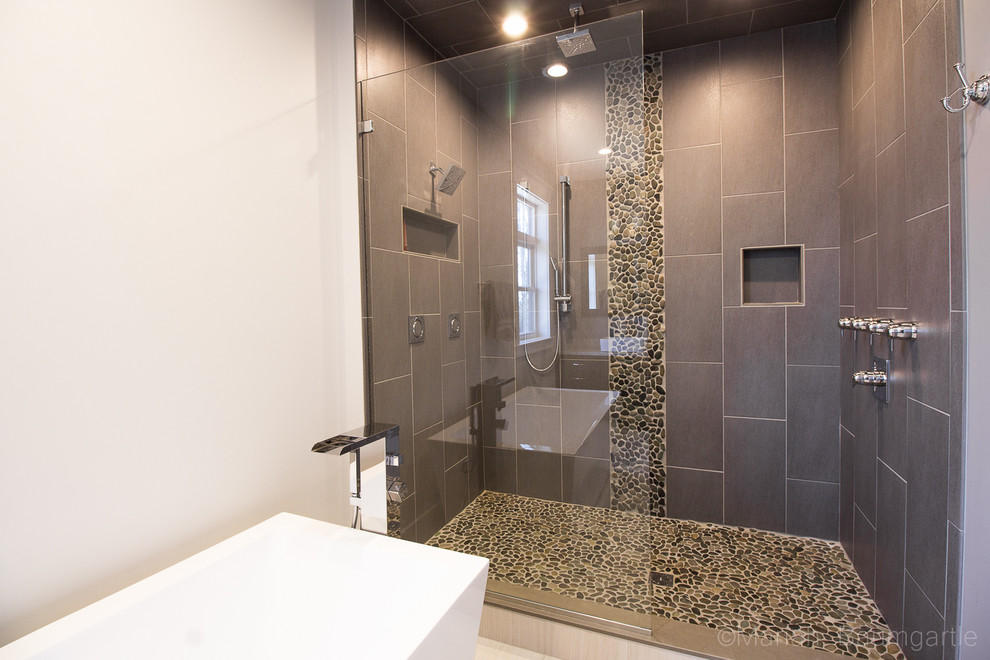 Imagen de cuarto de baño principal actual con bañera exenta, ducha doble, baldosas y/o azulejos grises, baldosas y/o azulejos de cerámica y paredes grises