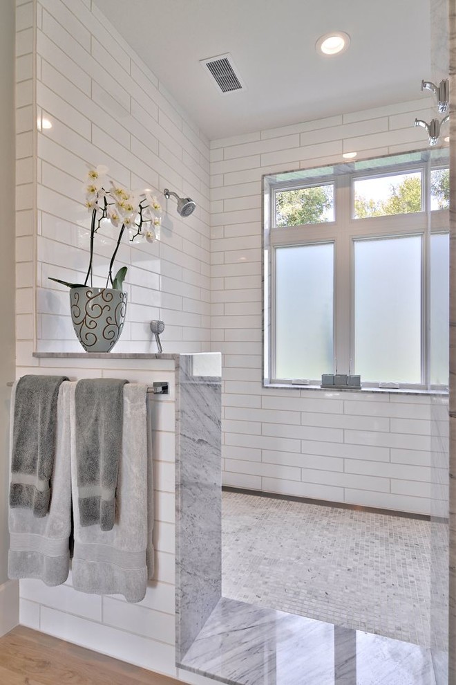 Идея дизайна: ванная комната в стиле кантри с плоскими фасадами, белой плиткой, плиткой кабанчик и душем в нише