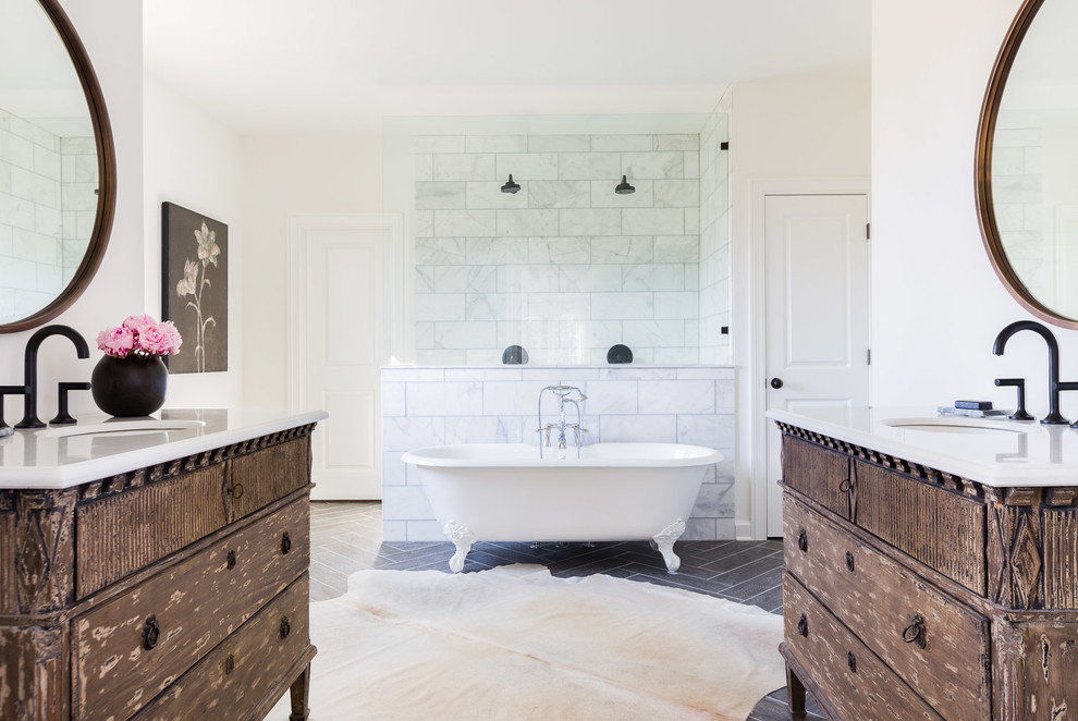 Modelo de cuarto de baño clásico renovado con puertas de armario de madera en tonos medios, bañera con patas, paredes blancas, lavabo bajoencimera, ducha abierta y armarios con paneles lisos