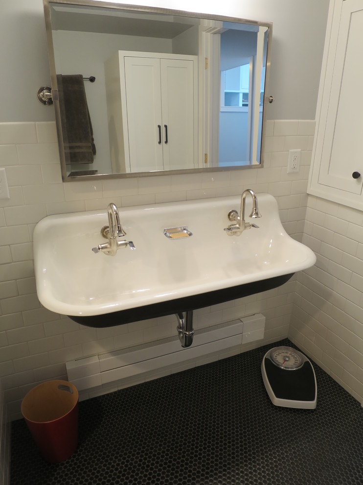 На фото: детская ванная комната среднего размера в стиле неоклассика (современная классика) с подвесной раковиной, ванной в нише, душем над ванной, белой плиткой, керамической плиткой и полом из керамической плитки