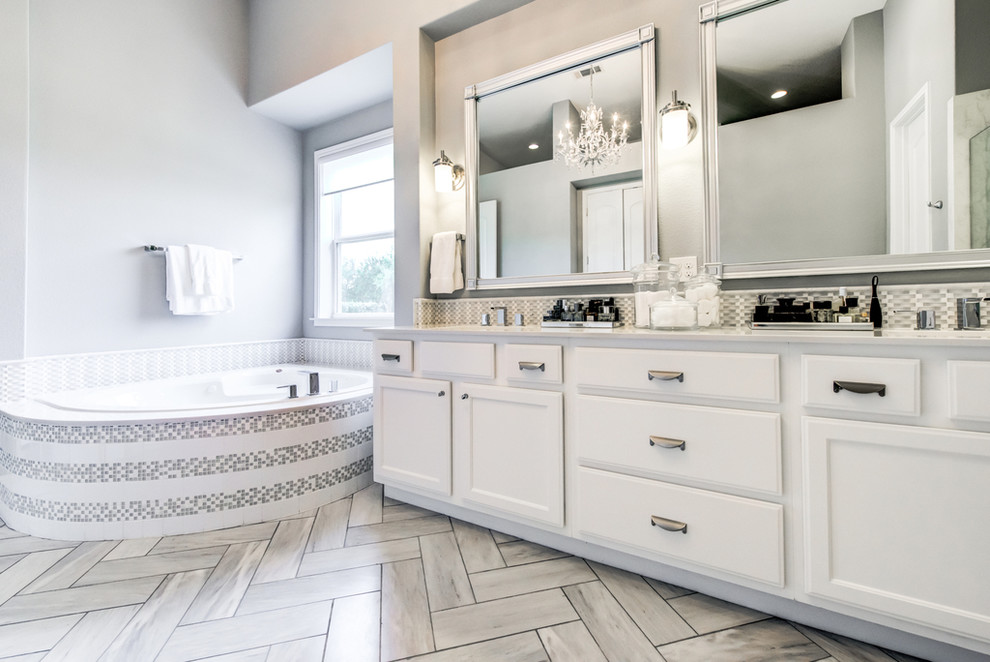 Пример оригинального дизайна: большая главная ванная комната в современном стиле с фасадами в стиле шейкер, белыми фасадами, угловой ванной, белой плиткой, белыми стенами, полом из ламината, врезной раковиной, столешницей из искусственного кварца и белым полом