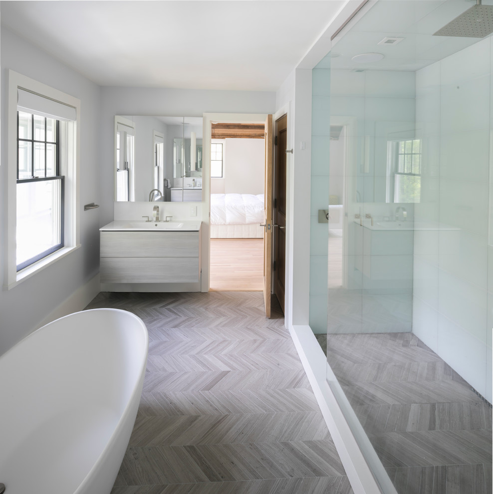 Идея дизайна: главная ванная комната в стиле кантри с плоскими фасадами, серыми фасадами, отдельно стоящей ванной, белой плиткой, серыми стенами, мраморным полом, консольной раковиной, серым полом и открытым душем