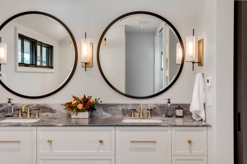 Foto di una stanza da bagno padronale minimal con vasca freestanding, top in saponaria, pavimento grigio e top grigio