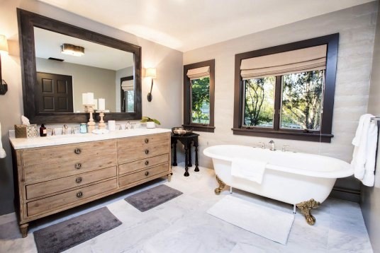 サンタバーバラにあるカントリー風のおしゃれな浴室の写真