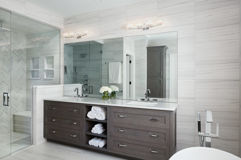 Exempel på ett stort klassiskt en-suite badrum, med skåp i shakerstil, skåp i mellenmörkt trä, ett fristående badkar, en dusch i en alkov, grå kakel, porslinskakel, grå väggar, klinkergolv i porslin, ett undermonterad handfat, bänkskiva i kvarts, grått golv och dusch med gångjärnsdörr