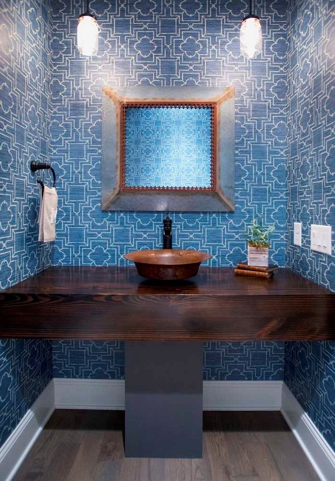 На фото: ванная комната среднего размера в стиле кантри с синими стенами, паркетным полом среднего тона и столешницей из дерева с