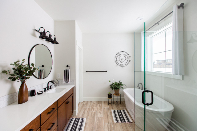 Modern Farmhouse Shiplap Bathroom Makeover - Campagne - Salle de Bain ...