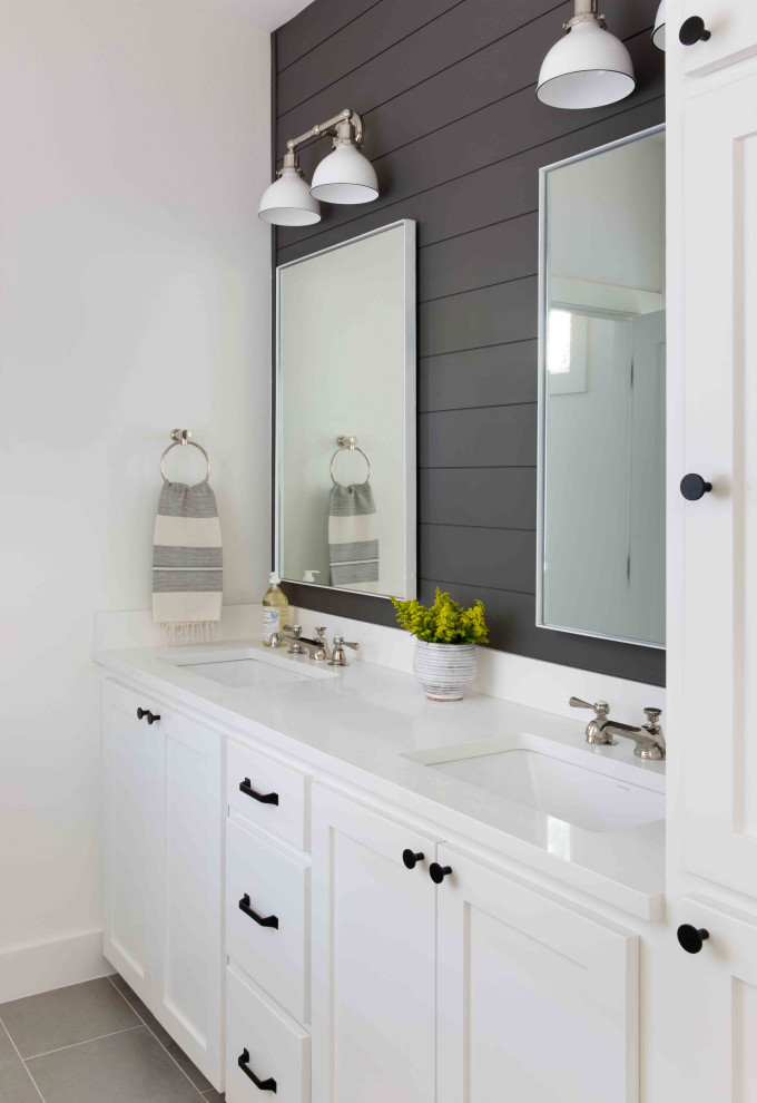 На фото: ванная комната среднего размера в стиле кантри с фасадами в стиле шейкер, белыми фасадами, белыми стенами, полом из керамогранита, душевой кабиной, врезной раковиной, серым полом и белой столешницей