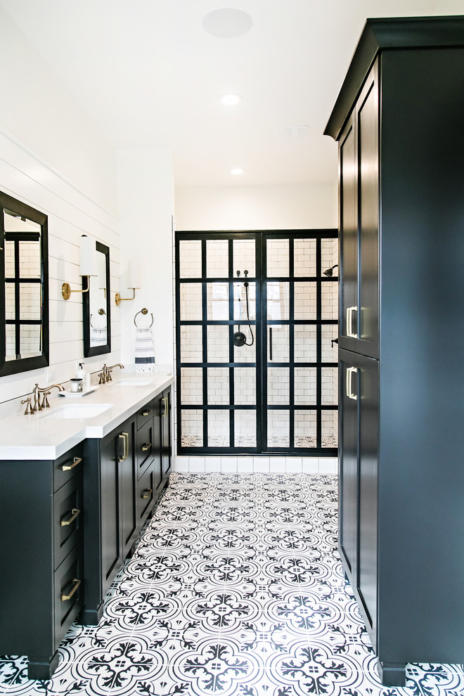 Пример оригинального дизайна: главная ванная комната в стиле кантри с фасадами в стиле шейкер, черными фасадами, белыми стенами, врезной раковиной и разноцветным полом
