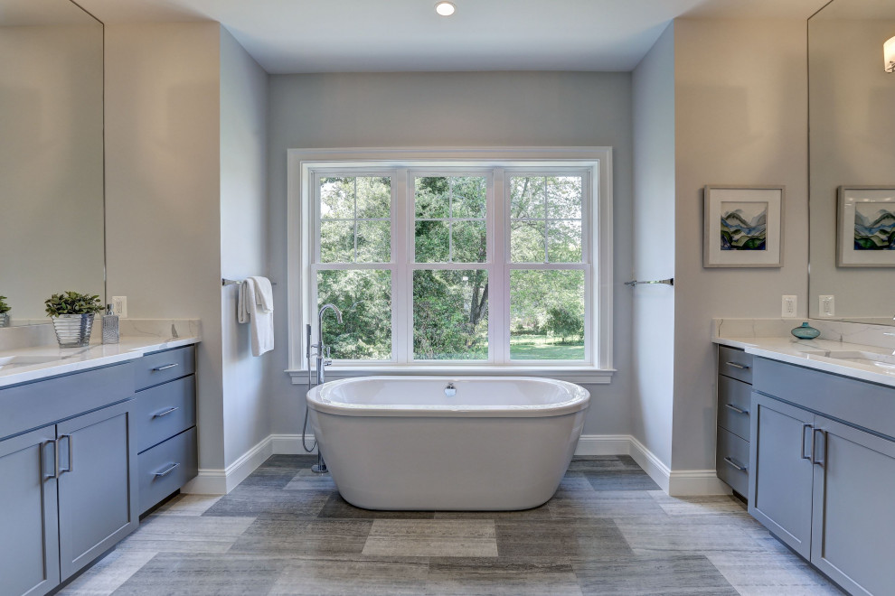 Esempio di una stanza da bagno padronale country con ante con riquadro incassato, vasca freestanding e top bianco