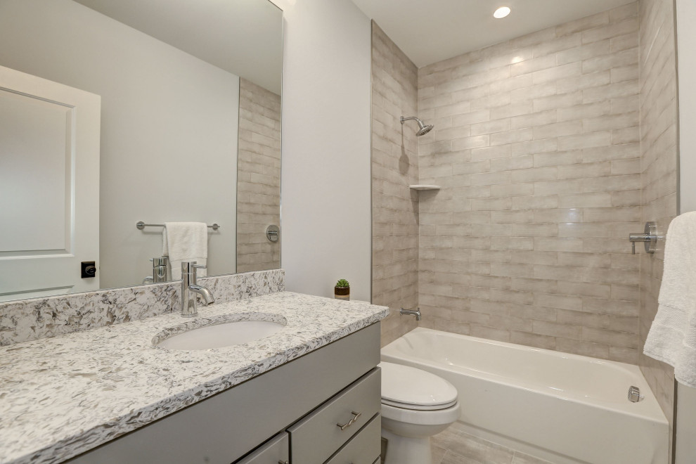 Diseño de cuarto de baño campestre con armarios con paneles lisos y puertas de armario grises