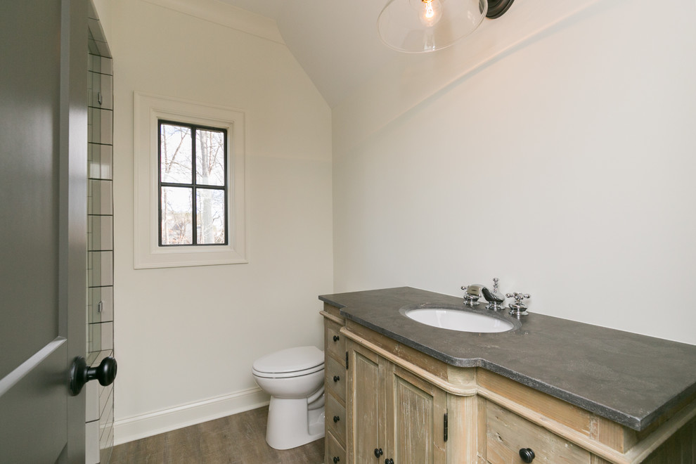 Foto på ett stort lantligt badrum med dusch, med möbel-liknande, skåp i ljust trä, vita väggar, ljust trägolv, ett undermonterad handfat och bänkskiva i kvartsit