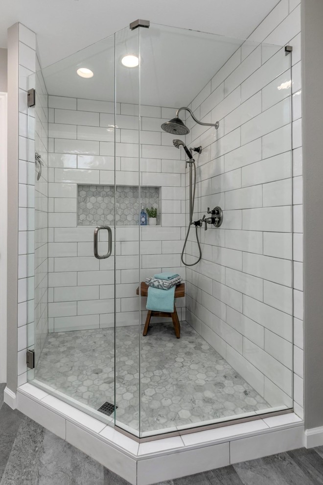 Lantlig inredning av ett stort svart svart en-suite badrum, med skåp i shakerstil, vita skåp, en hörndusch, en toalettstol med hel cisternkåpa, vit kakel, tunnelbanekakel, grå väggar, vinylgolv, ett fristående handfat, granitbänkskiva, grått golv och dusch med gångjärnsdörr