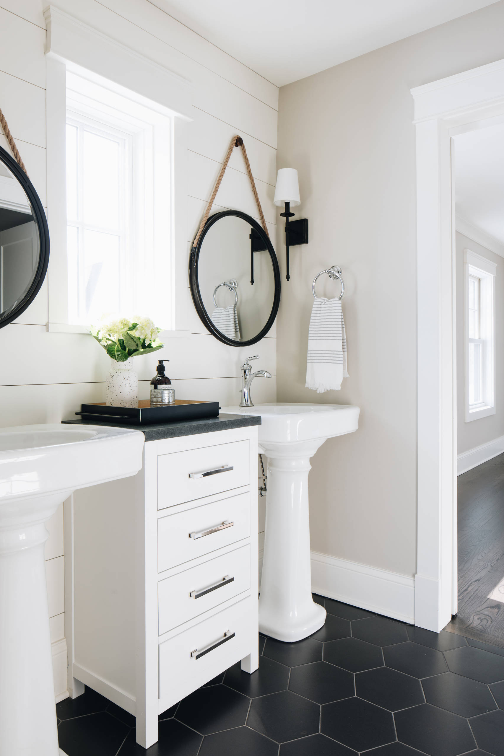 75 Farmhouse Bathroom with a Pedestal Sink Ideas You'll Love - December,  2023 | Houzz