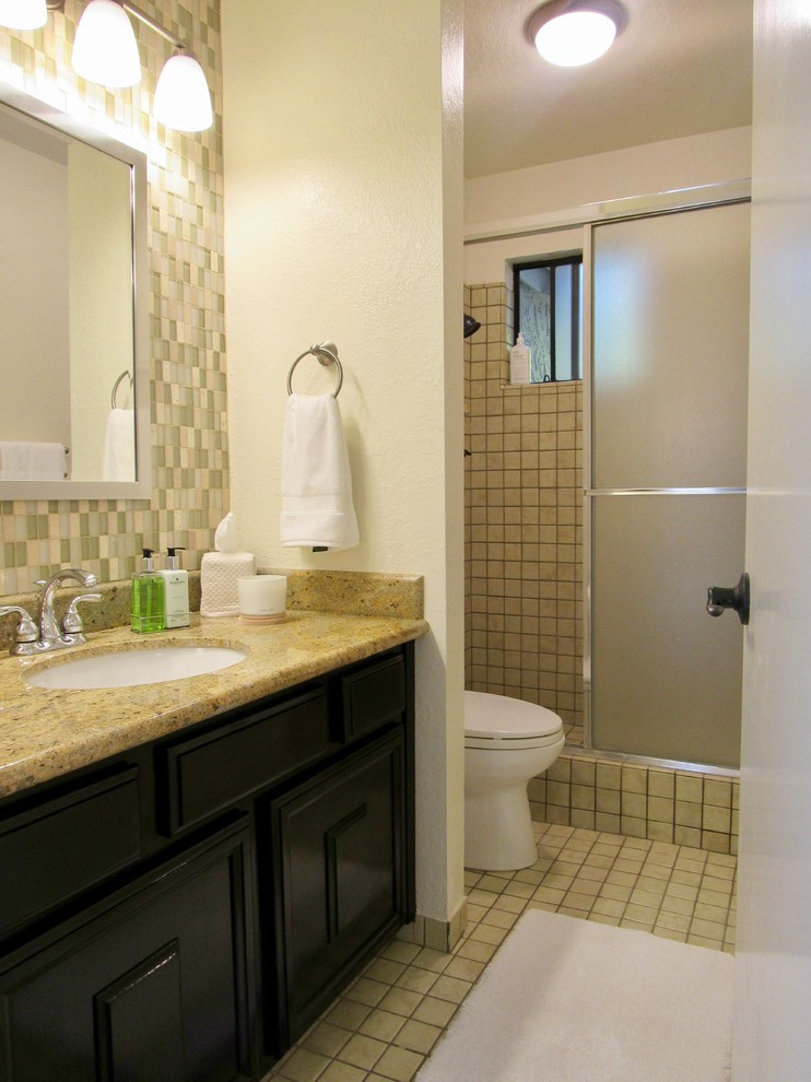 Idée de décoration pour une salle de bain champêtre en bois foncé de taille moyenne avec une douche d'angle, WC à poser, un carrelage vert, mosaïque, un mur jaune, un sol en carrelage de céramique, un lavabo posé, un plan de toilette en granite, un sol jaune, une cabine de douche à porte coulissante et un plan de toilette marron.