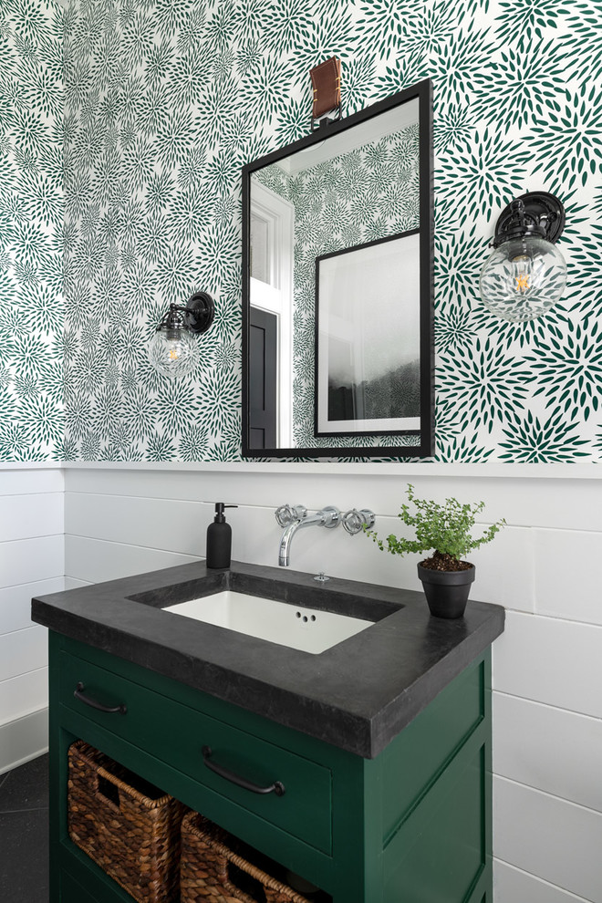 Exempel på ett mellanstort lantligt svart svart badrum, med släta luckor, gröna skåp, vit kakel, vita väggar, skiffergolv, ett undermonterad handfat, bänkskiva i betong och svart golv