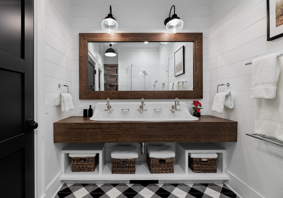 Пример оригинального дизайна: ванная комната среднего размера в стиле кантри с открытыми фасадами, темными деревянными фасадами, угловым душем, белой плиткой, плиткой кабанчик, белыми стенами, полом из керамической плитки, накладной раковиной, столешницей из дерева, разноцветным полом, открытым душем и коричневой столешницей