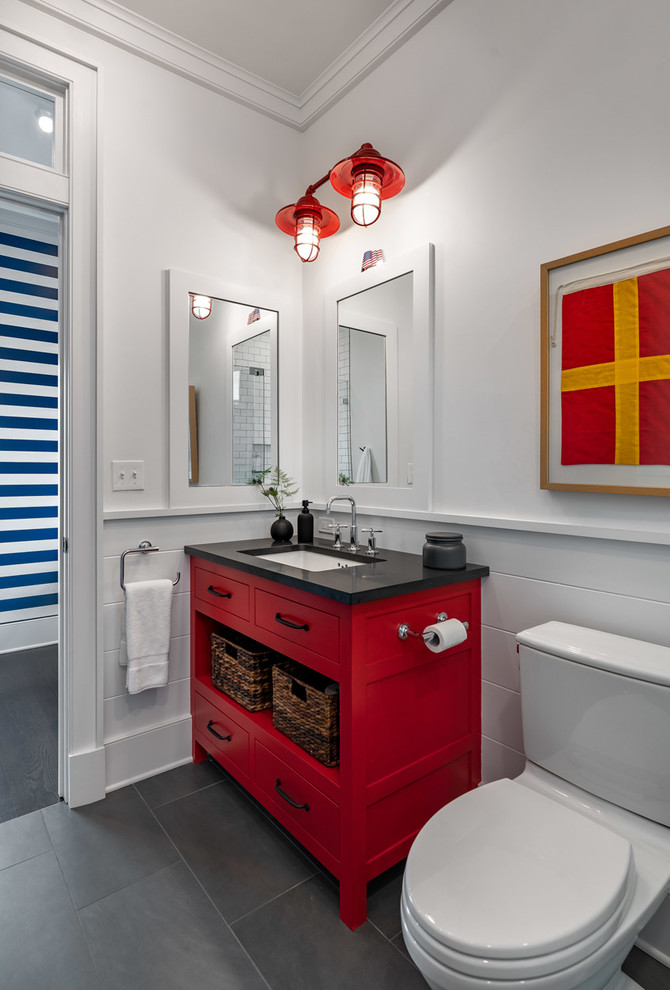 ニューヨークにある高級な広いカントリー風のおしゃれな子供用バスルーム (フラットパネル扉のキャビネット、赤いキャビネット、白い壁、スレートの床、アンダーカウンター洗面器、グレーの床、黒い洗面カウンター) の写真