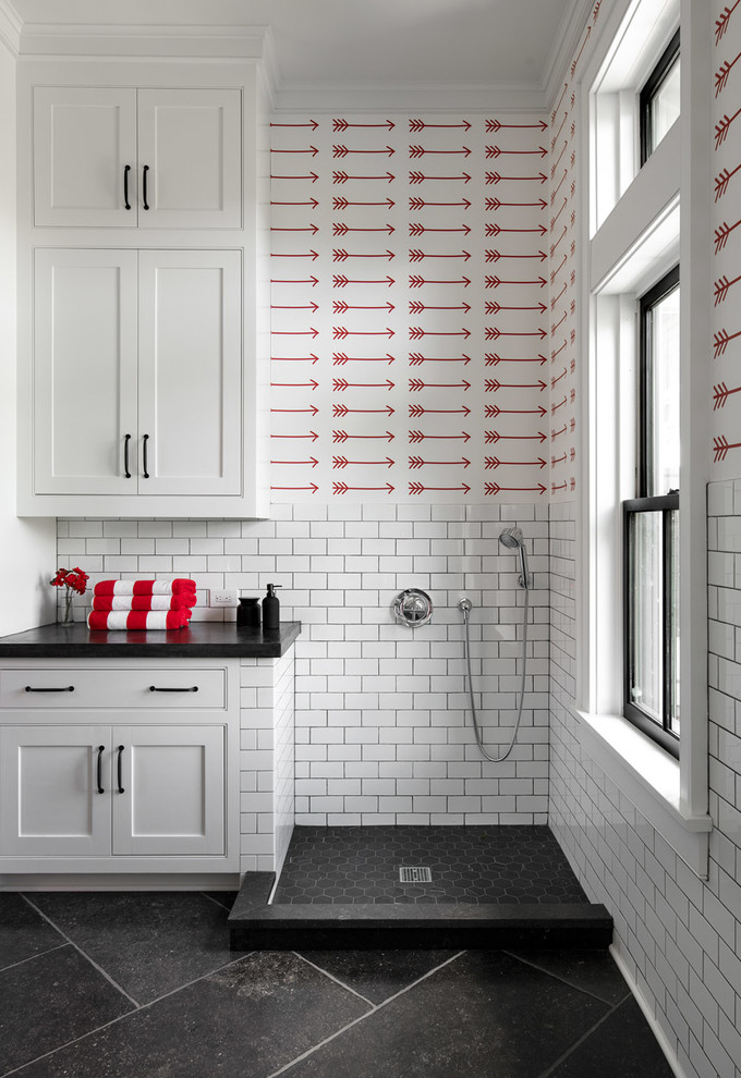 Exempel på ett mellanstort lantligt svart svart badrum med dusch, med skåp i shakerstil, vita skåp, en öppen dusch, vit kakel, tunnelbanekakel, vita väggar, skiffergolv, bänkskiva i betong, svart golv och med dusch som är öppen