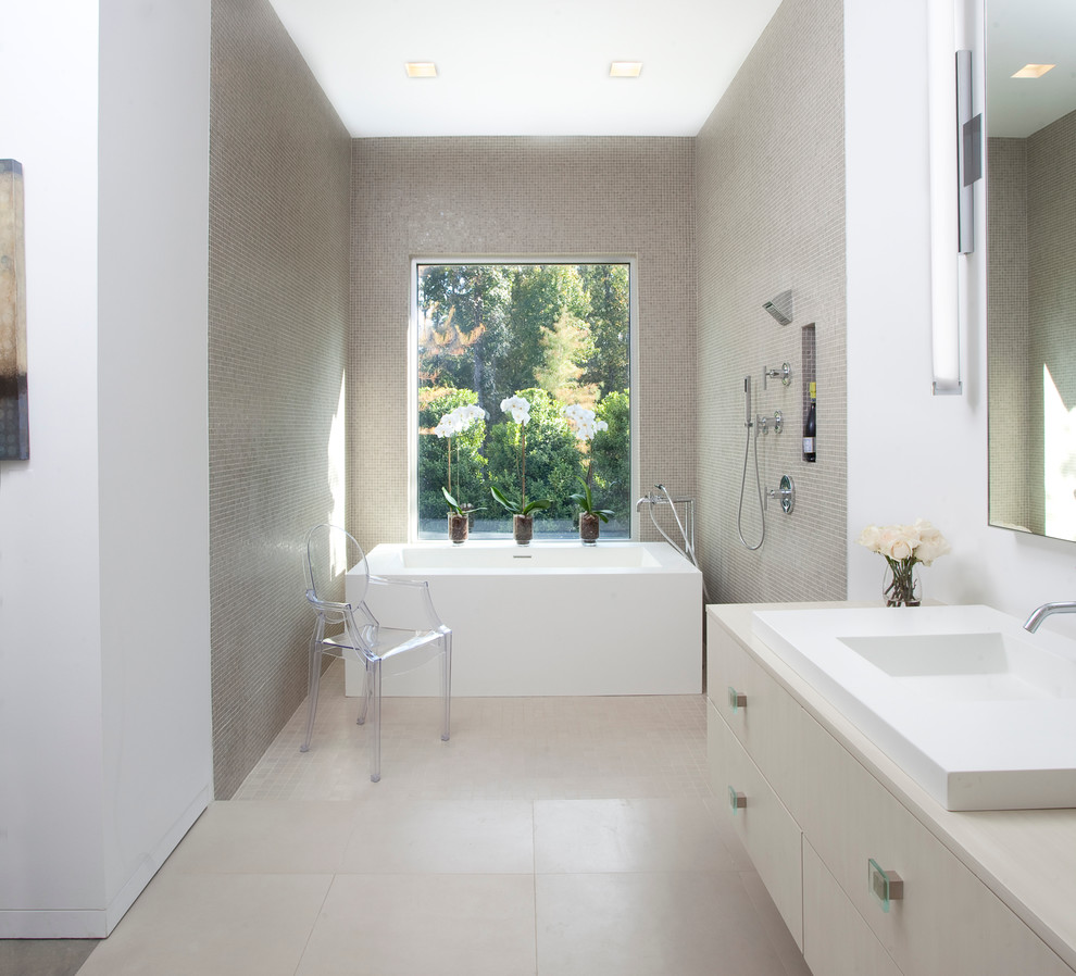 Идея дизайна: огромная главная ванная комната в современном стиле с плоскими фасадами, настольной раковиной, светлыми деревянными фасадами, столешницей из искусственного камня, отдельно стоящей ванной, открытым душем, унитазом-моноблоком, белой плиткой, плиткой мозаикой, белыми стенами и полом из керамогранита