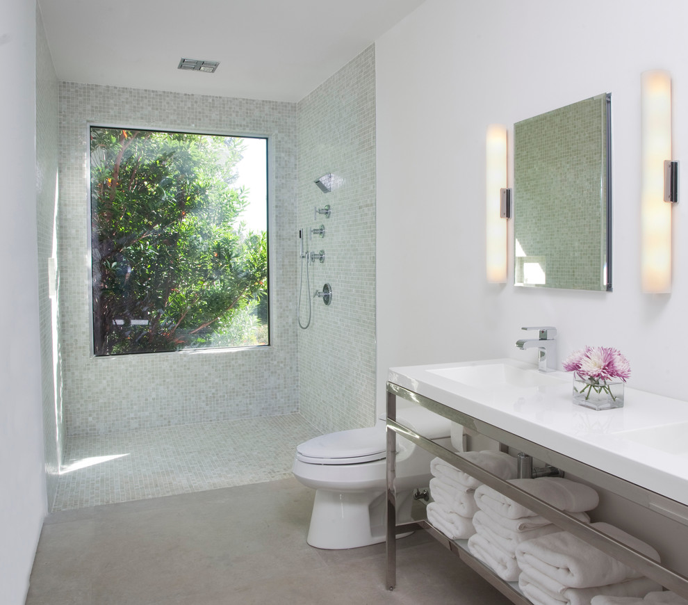 ニューオリンズにあるラグジュアリーな巨大なコンテンポラリースタイルのおしゃれな浴室 (一体型シンク、オープン型シャワー、オープンシェルフ、人工大理石カウンター、一体型トイレ	、緑のタイル、ガラスタイル、白い壁、ライムストーンの床、オープンシャワー) の写真