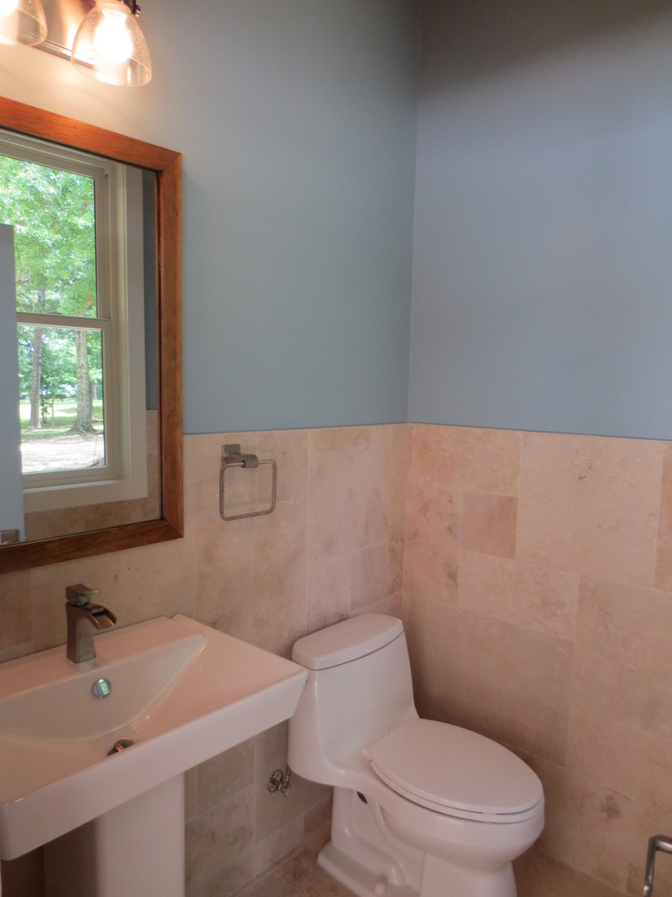 Cette photo montre un petit sauna bord de mer avec WC à poser, un carrelage beige, du carrelage en travertin, un mur bleu, un sol en travertin, un lavabo de ferme et un sol beige.