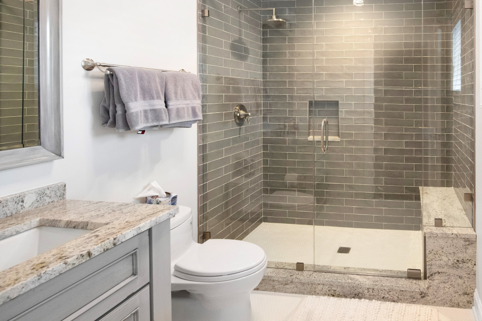 Landhaus Badezimmer En Suite mit braunen Schränken, weißer Wandfarbe, Granit-Waschbecken/Waschtisch und Falttür-Duschabtrennung in Chicago