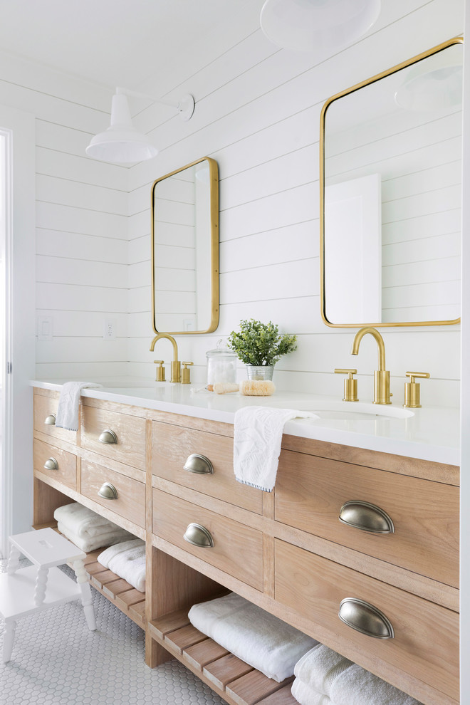 Cette photo montre une salle de bain nature en bois clair pour enfant avec un mur blanc, un sol en carrelage de terre cuite, un lavabo encastré, un sol blanc, un plan de toilette blanc et un placard à porte plane.