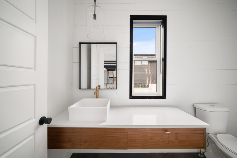 Inspiration för moderna vitt badrum, med släta luckor, skåp i mellenmörkt trä, vit kakel, vita väggar, klinkergolv i keramik, bänkskiva i kvartsit och svart golv