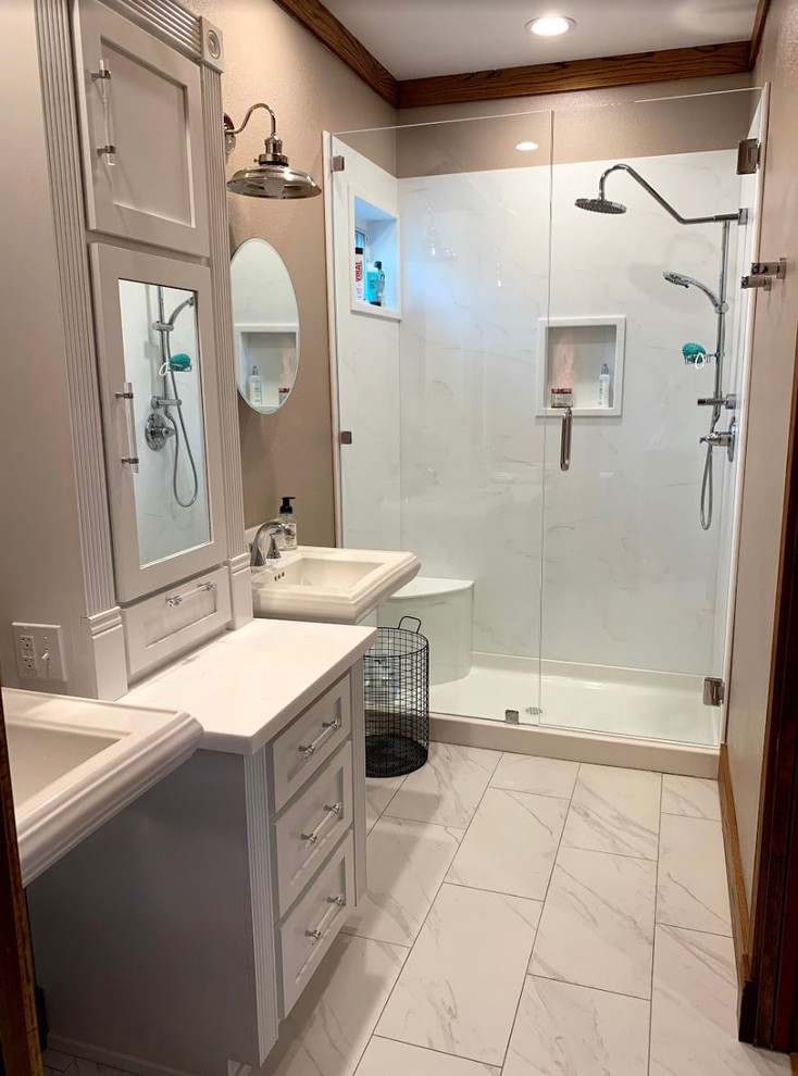 Идея дизайна: главная ванная комната среднего размера в стиле модернизм с фасадами с выступающей филенкой, белыми фасадами, душем с распашными дверями и белой столешницей