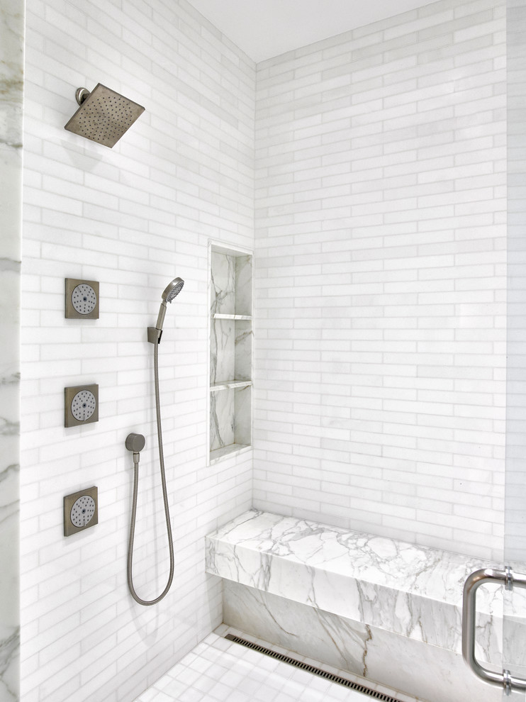 Idee per una grande stanza da bagno padronale minimal con ante lisce, ante bianche, doccia aperta, WC monopezzo, piastrelle in pietra, pareti beige, pavimento con piastrelle in ceramica e top in marmo
