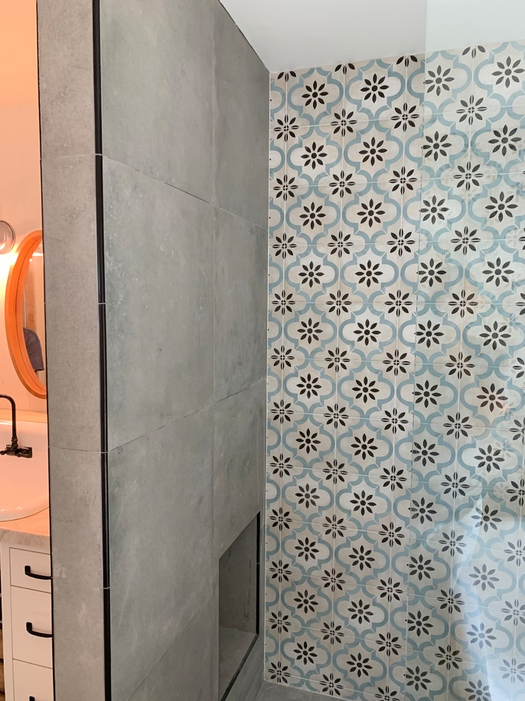 Imagen de cuarto de baño principal campestre grande con armarios estilo shaker, paredes multicolor, suelo de baldosas de porcelana y suelo gris