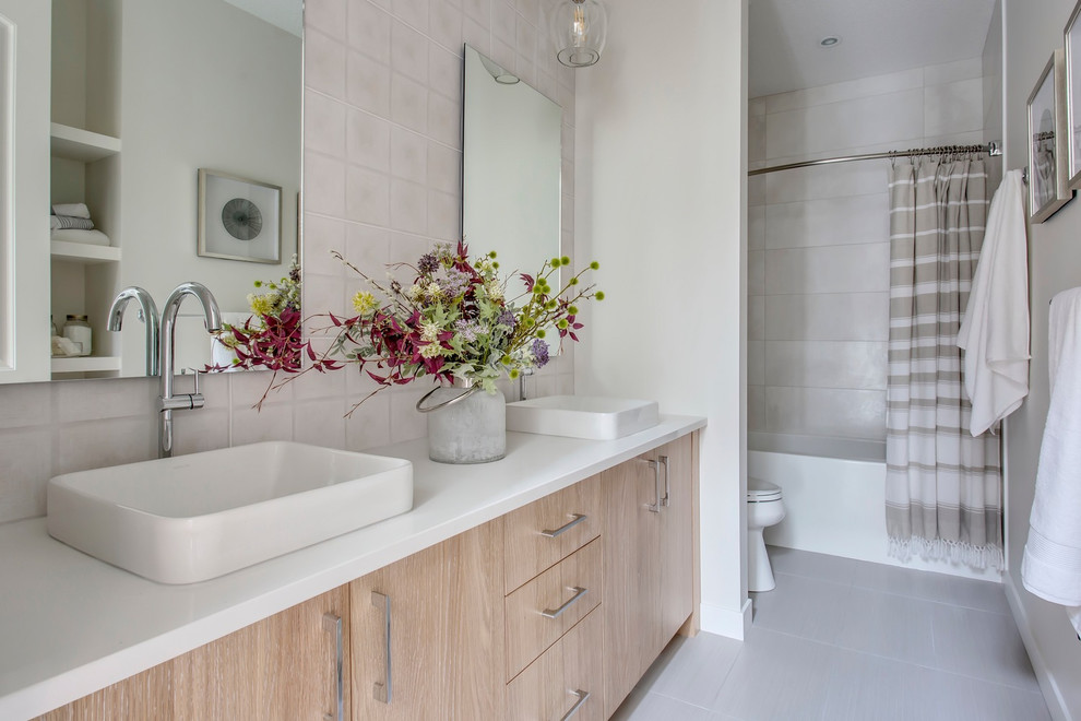 Immagine di una stanza da bagno per bambini country di medie dimensioni con vasca/doccia e pareti bianche