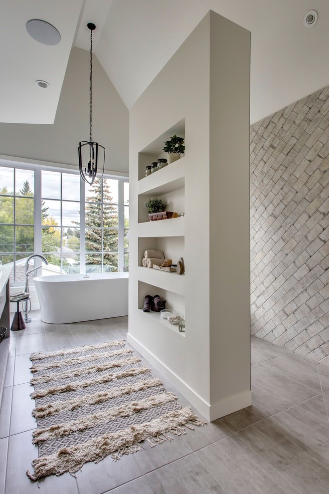Mittelgroßes Landhausstil Badezimmer En Suite mit freistehender Badewanne, offener Dusche, weißer Wandfarbe und offener Dusche in Calgary