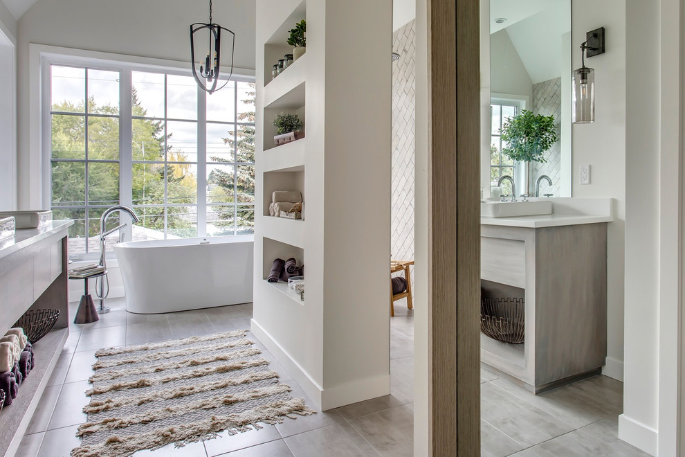 Свежая идея для дизайна: главная ванная комната среднего размера в стиле кантри с отдельно стоящей ванной, белыми стенами, открытым душем и открытым душем - отличное фото интерьера