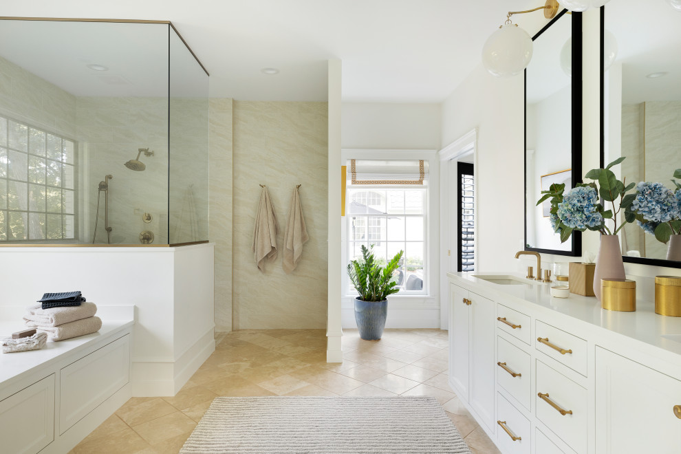 Inredning av ett klassiskt stort vit vitt en-suite badrum, med luckor med infälld panel, vita skåp, ett undermonterat badkar, en kantlös dusch, en bidé, beige kakel, porslinskakel, vita väggar, travertin golv, ett undermonterad handfat, bänkskiva i kvarts, beiget golv och med dusch som är öppen